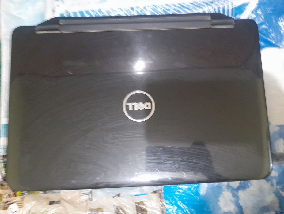 Dell  noutbuk  .