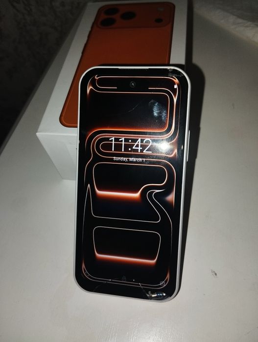 Новый Iphone 17 mini, уронили и сломался экран, НО работает идеально н