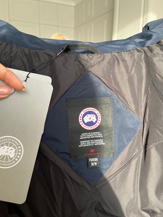 Продается женская куртка Canada Goose