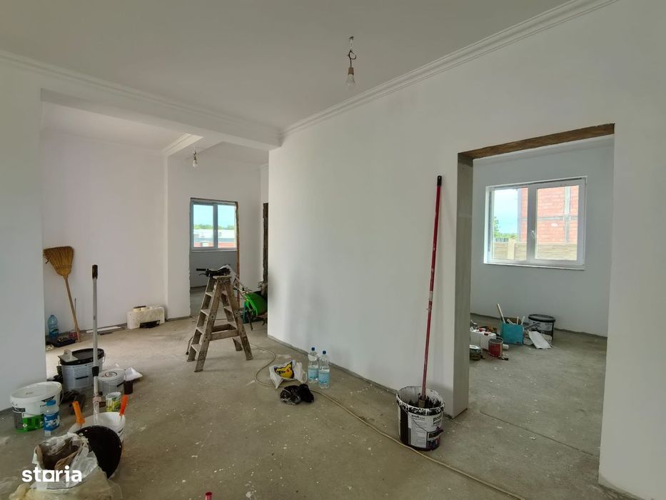 Casă nouă cu 3 camere,2 bai și curte privată imprejmuita si amenajata.