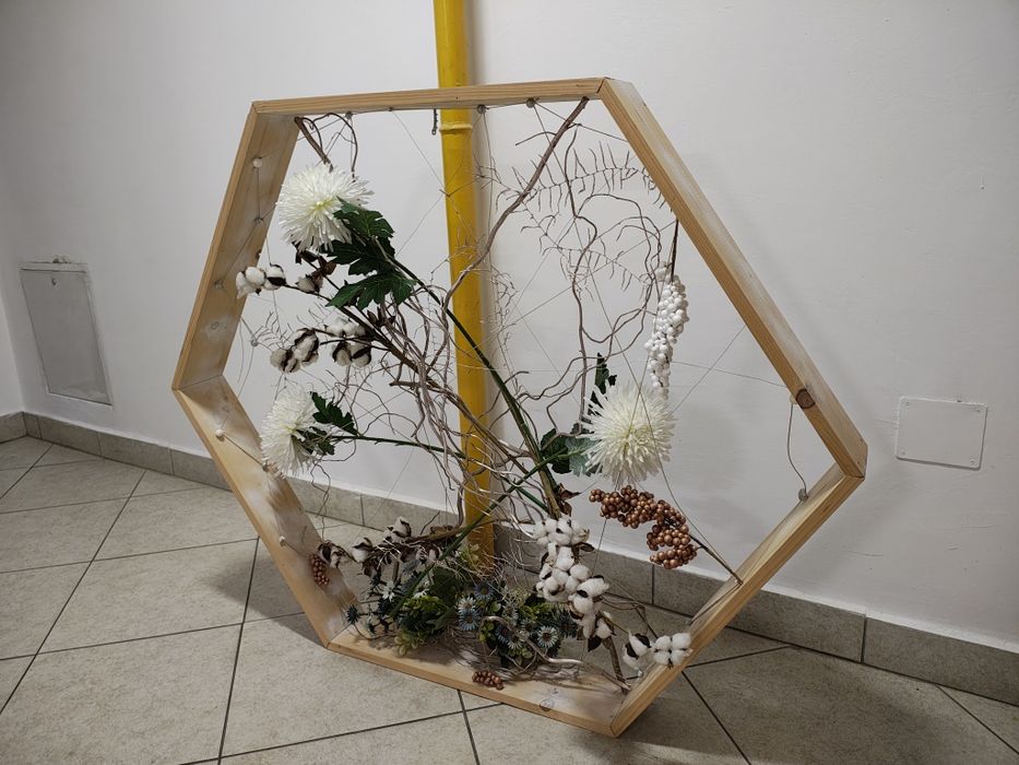 Decorațiune / Aranjament cu flori formă hexagon