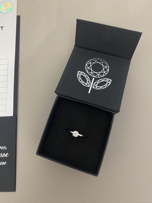 Эпл кольцо с бриллиантом