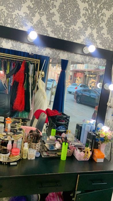 Салондаги стилисть ойнаси сотилади 2та бир хил кора рангда