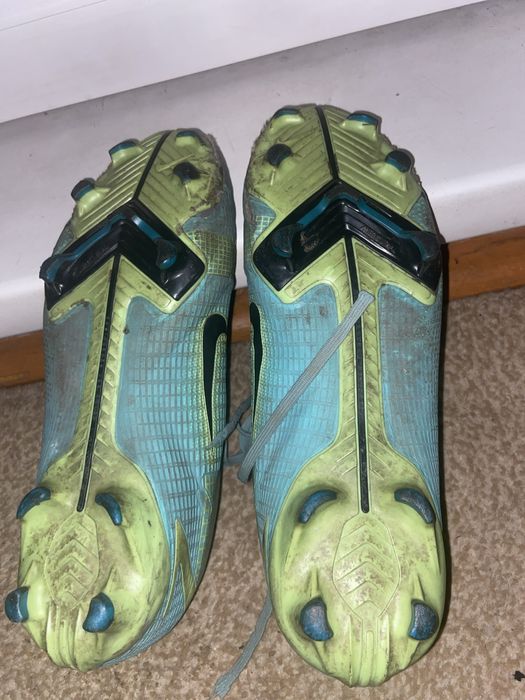 Бутсий Футболний Naik