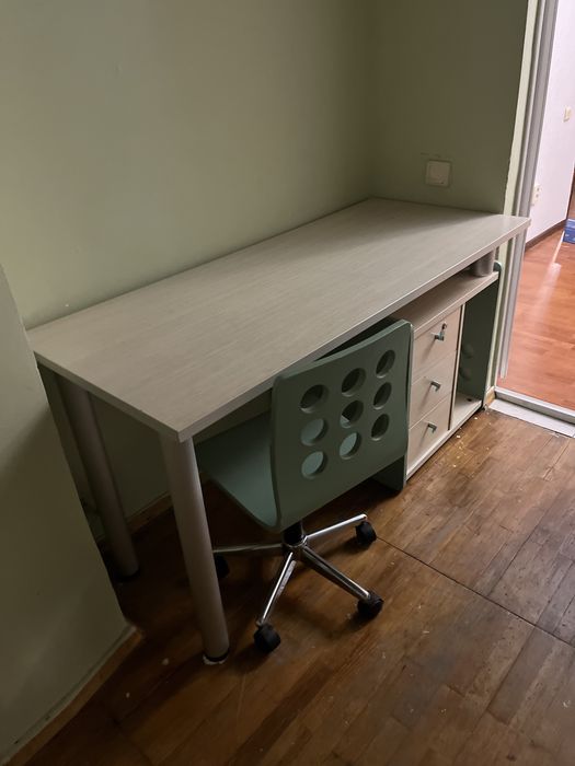 Стол парта и книжный шкаф