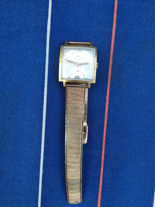 Позлатен швейцарски часовник