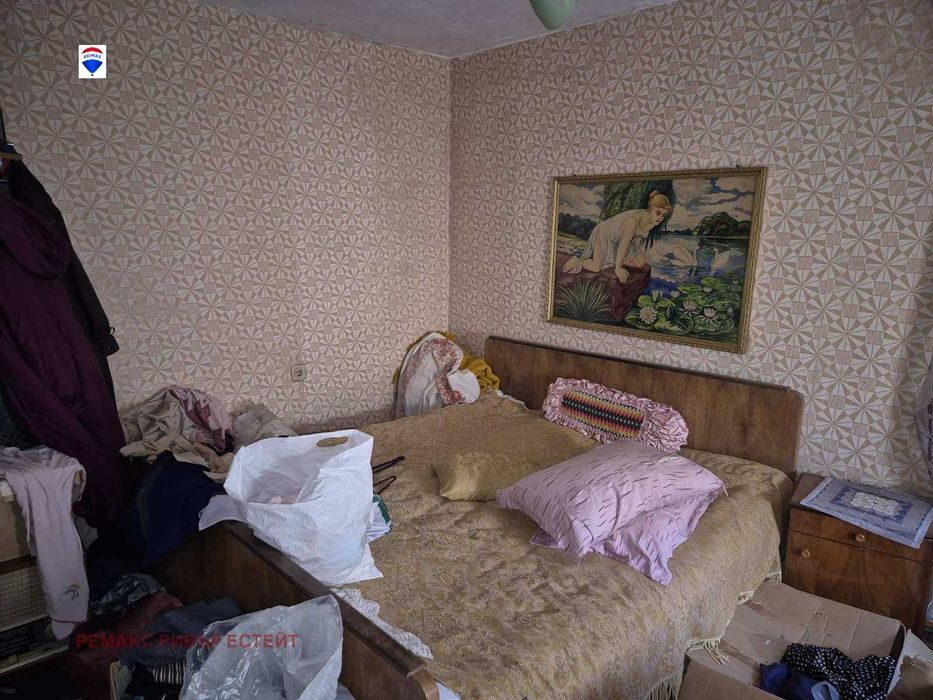 Селска къща с голям двор за продажба с. Бръшлен