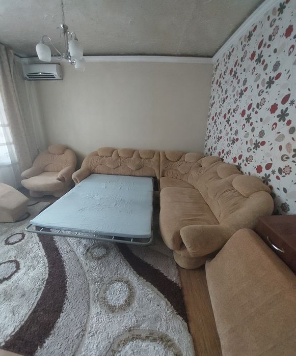 Продам диван для гостиной.