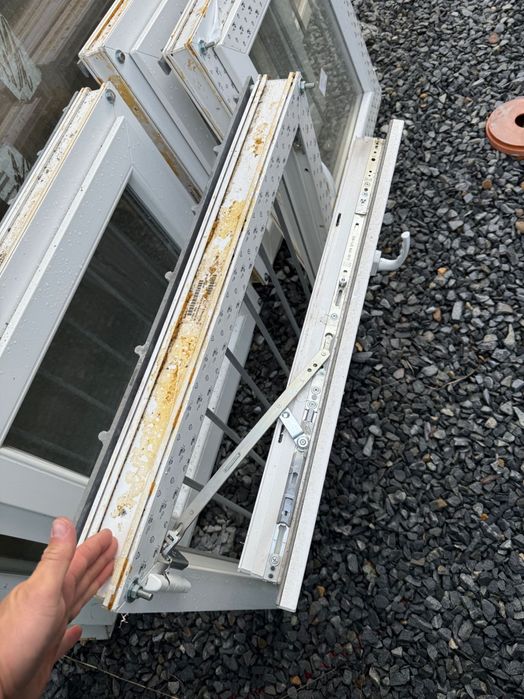 Geamuri termopan cu grilaj de metal