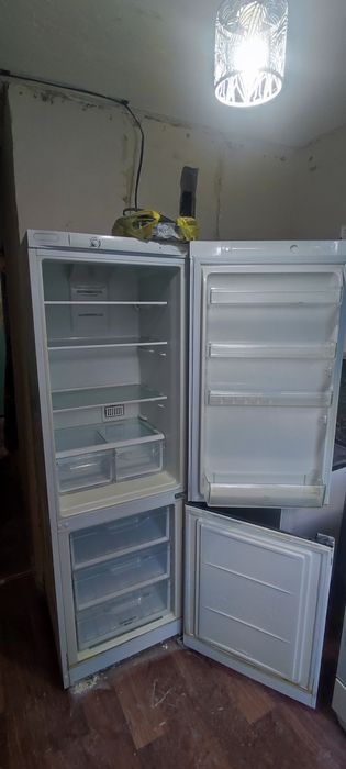 Высокий холодильник Indesit