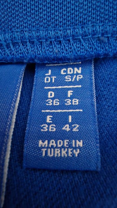 Pantaloni trening Adidas.