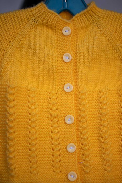 Ръчно плетени детски дрехи.