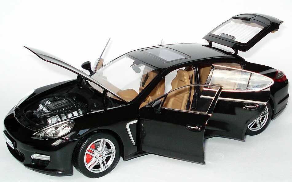1:18 Porsche Panamera Turbo black.