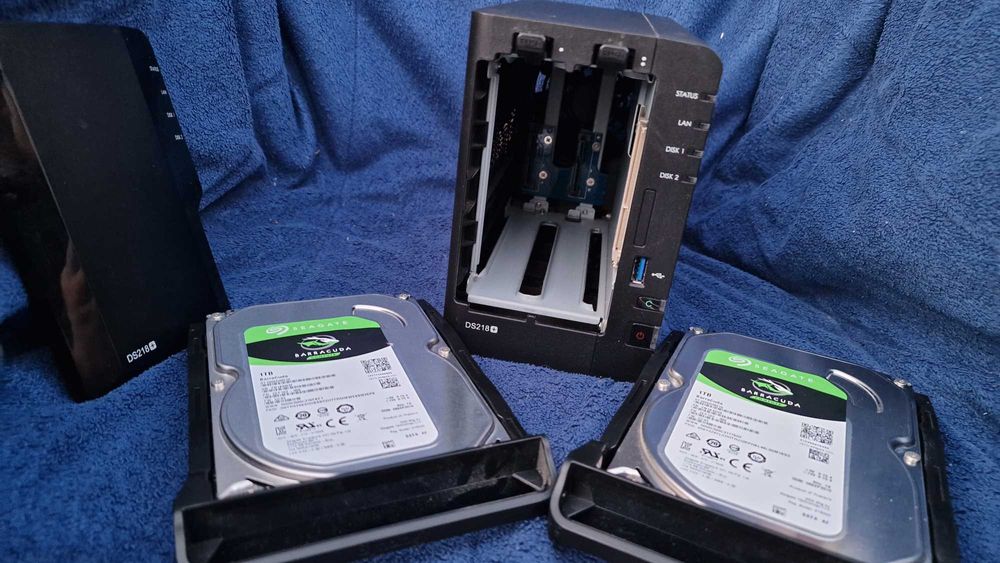 NAS Synology DS218+ + 2x1TB Seagate Barracuda (2TB total)