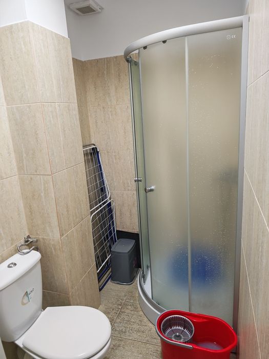 Închiriez garsonieră cu loc de parcare