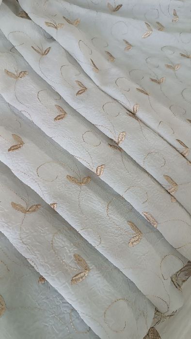 Красивая тюль-занавеска для зала, с кружевами и вышивкой.