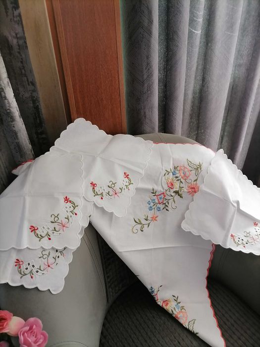 Каре с бродерия плюс четири салфетки