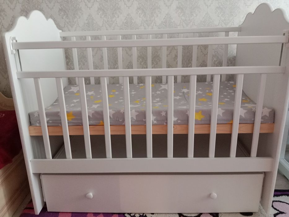 Бесік -кровать , тербетіледі