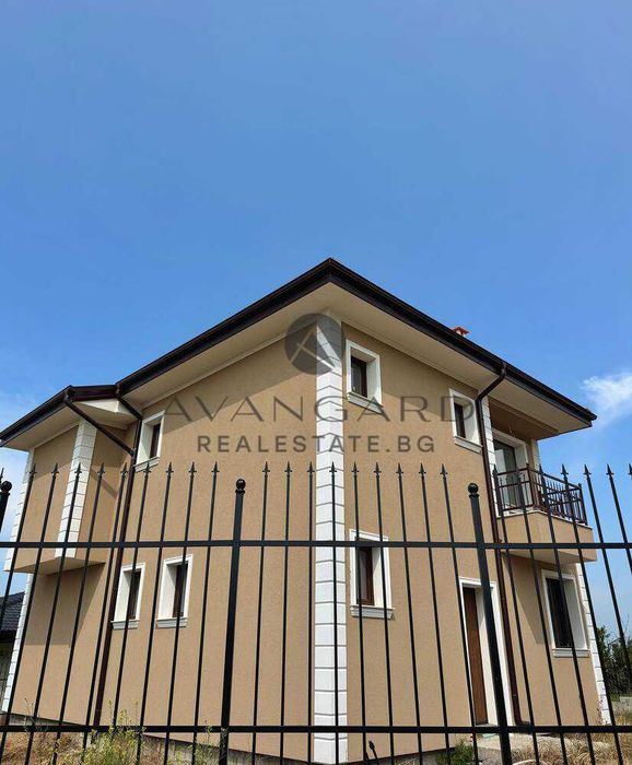 оф.23377 Самостоятелна къща с двор/с.Брестник