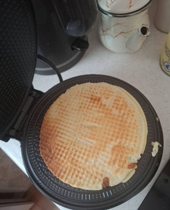 Вафельница практически новая)