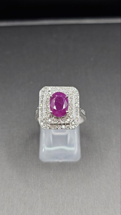 Златен пръстен с рубин и диаманти – 18K