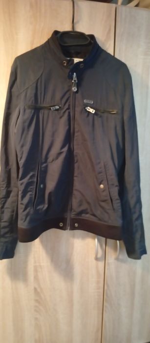 Geacă  DIESEL BLACK GOLD – Ediție Specială marimea L
Mărimea L .

O pi