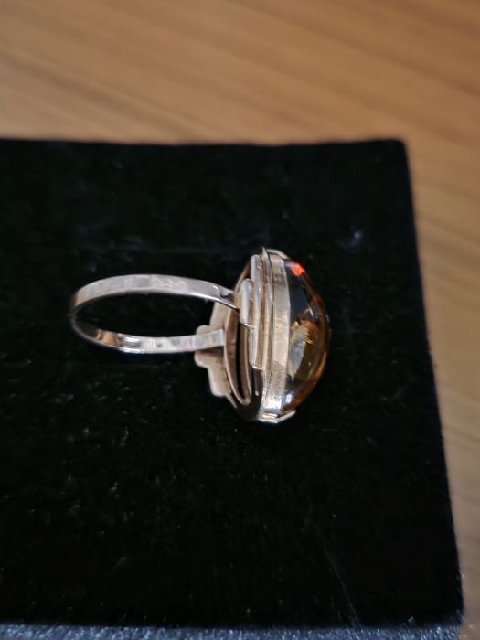 Продаю  золотой перстень  с  янтарём