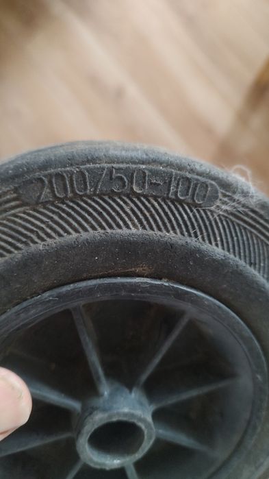 Vând 2 roți pentru pubelă, tomberon de gunoi.