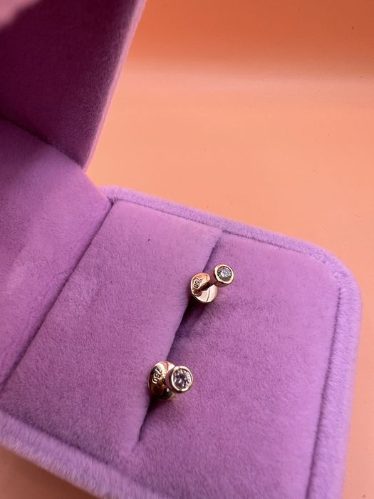 Продам золотые серьги - гвоздики.