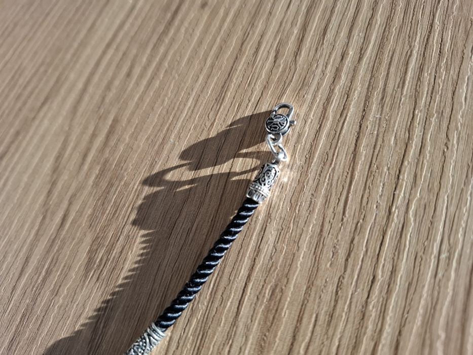 Сребърна гривна с копринени конци