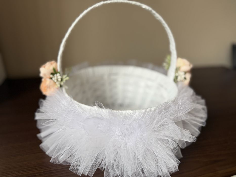 Бели Кошници с тюл, Божури и Рози – За Шаферки/Подаръци