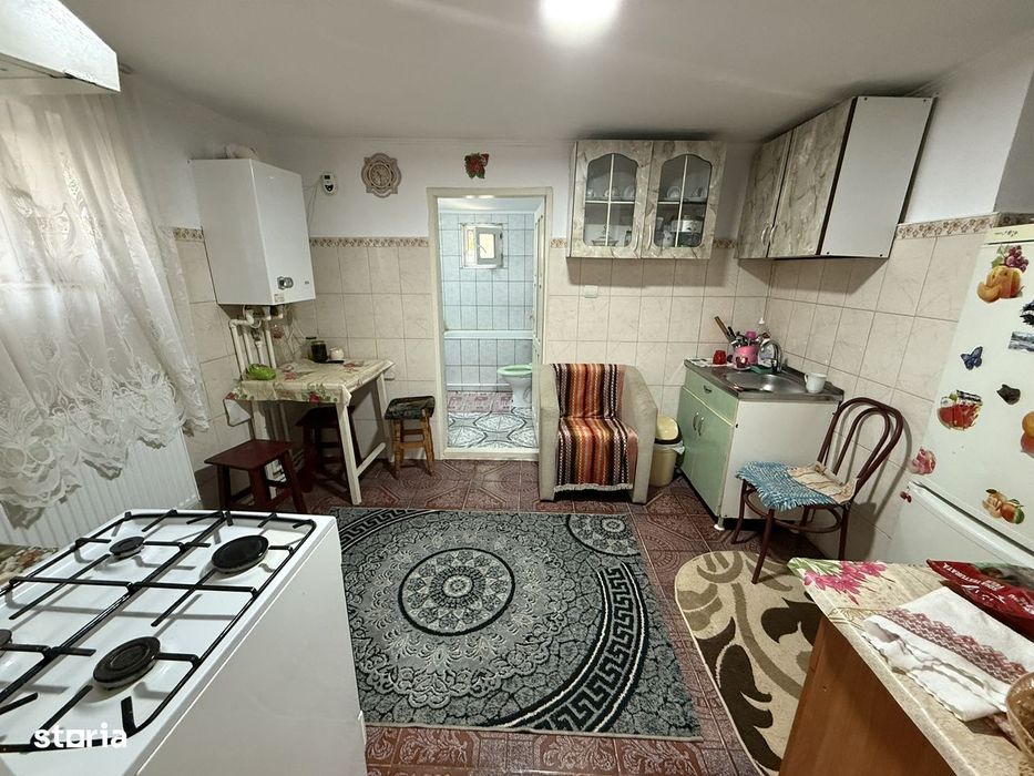 Casa central, Podu Iloaiei, la strada