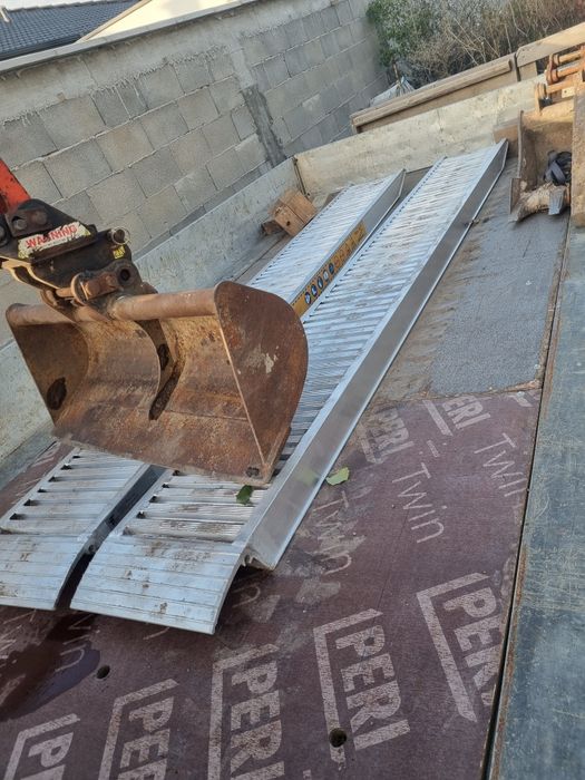 Багер Kubota KX36-3 и ремарке с пътеки