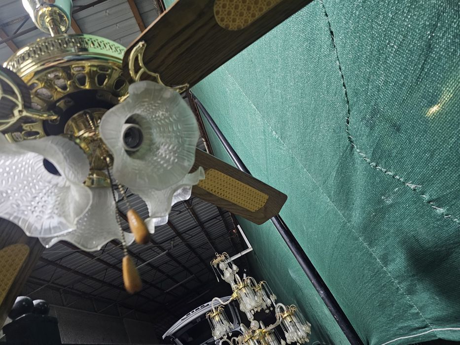 Срочно продам люстра-вентиляторам рабочий идеальным со.
Идеальным сост