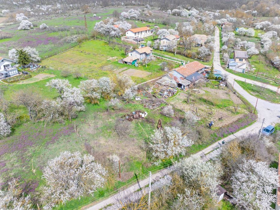 Парцел в Варна, област-с.Радево площ 880кв.м.