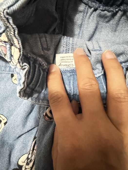Дънки и блузка Primark за момиченце, 6–9 месеца. Цена за двата артикула: 15 €.