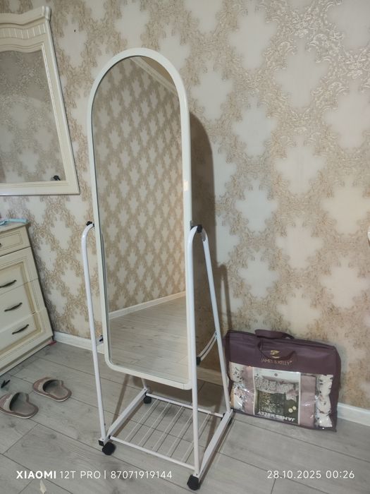 Зеркало на полу.