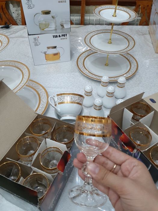 Этажерки,чайники,рюмки,чашки