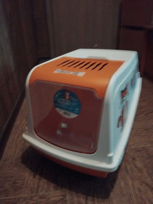 закрита котешка тоалетна