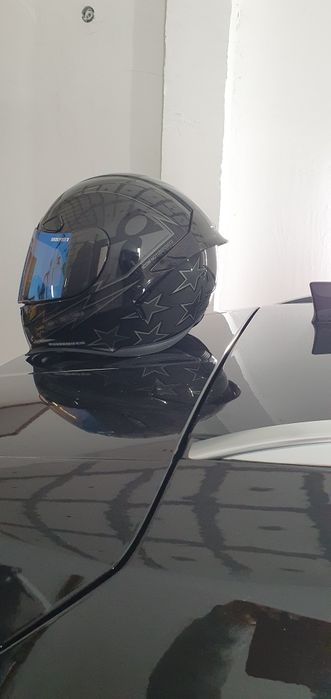 Каски и яке ботуши