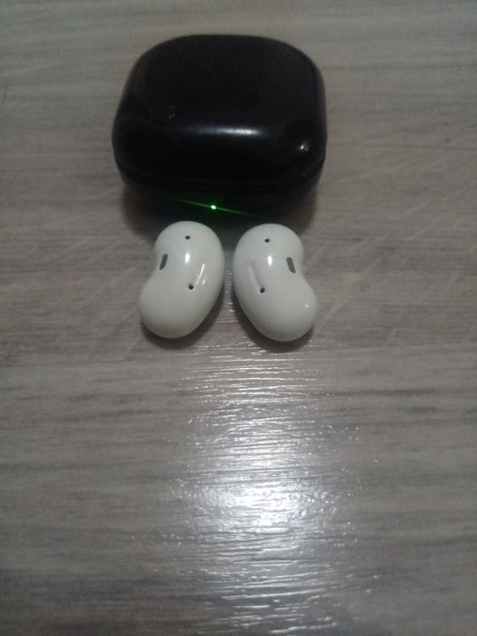Galaxy buds live,наушники разработанные компанией самсунг