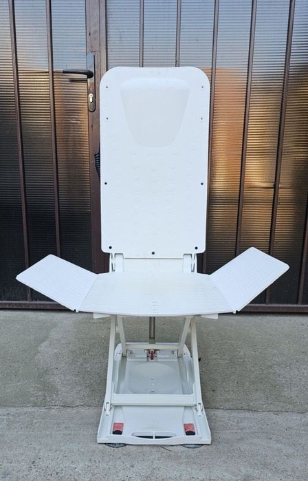 Lift pentru cada baie AquaTec, persoane cu dizabilitati