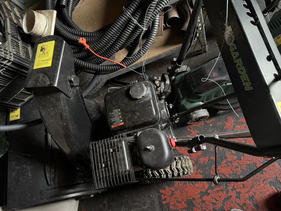 Masina pentru dezapezit pe benzina ca noua