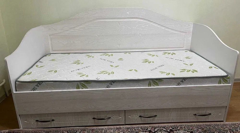 Кровать с матрасом