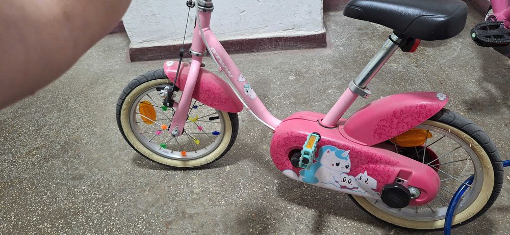 Bicicletă copii B-twin roz.