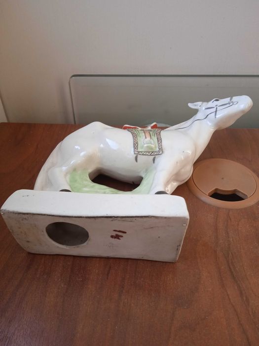 Много стара порцеланова статуетка кон