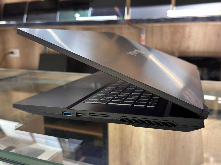System76 Gazellen Core i7-11800H ram 16 ssd 256 RTX 3060 6 gb