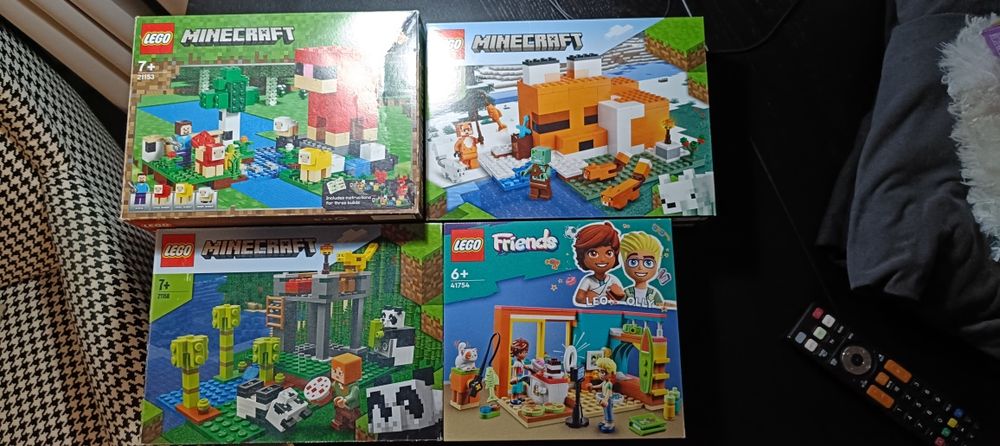 Vând  3 seturi de lego Minecraft+un set de lego friends