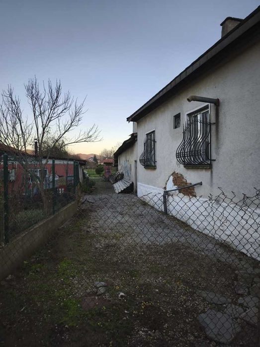 Къща с басейн и просторен двор в с. Скравена.