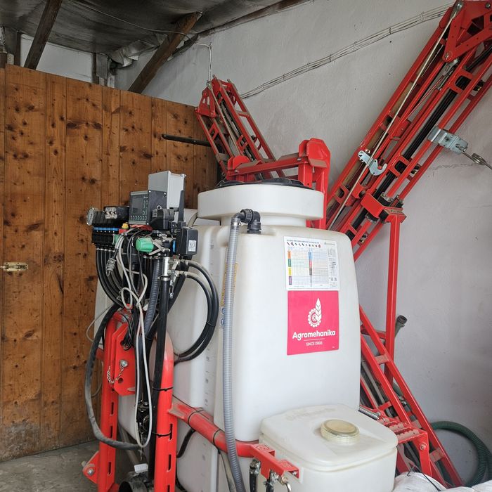 Vând masina erbicidat Agromehanika 1000 EN NOU!!!